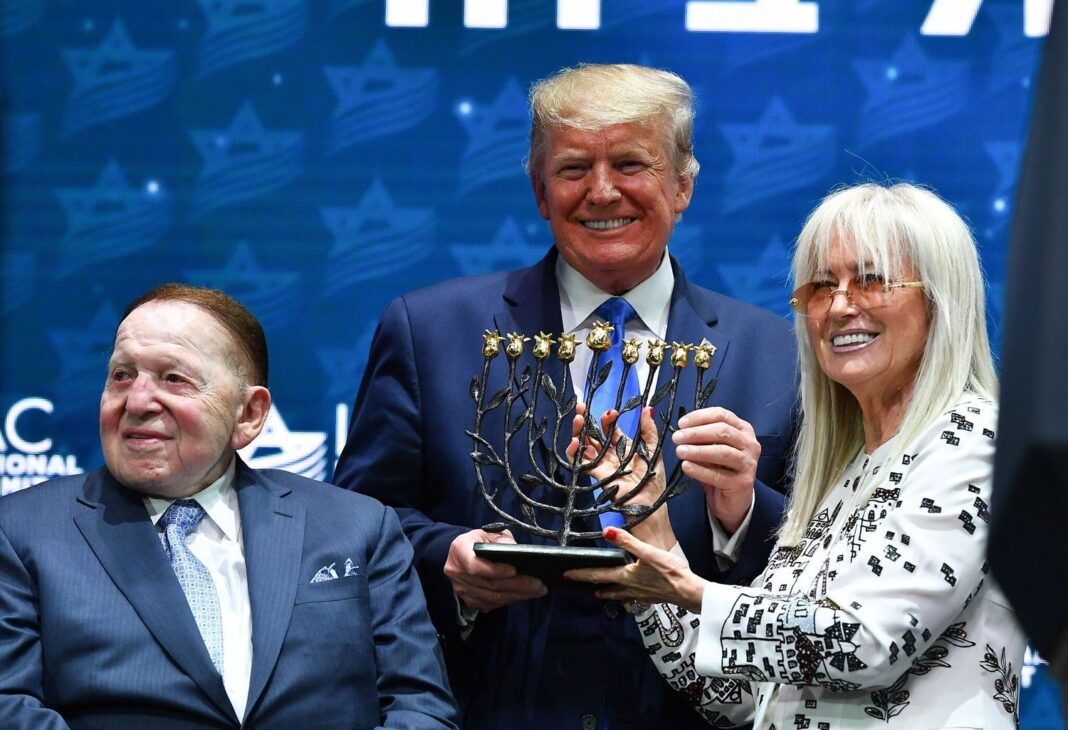 trump ON SE FAIT AVOIR. Par une reine des casinos milliardaire pour laquelle vous n’avez probablement jamais voté, mais qui façonne de toute façon l’avenir de votre pays. Parlons de MIRIAM ADELSON. Née en Israël, elle a bâti sa fortune sur les jeux d’argent de Las Vegas, un modèle d’affaires qui profite du fait que les gens perdent le contrôle de leur argent. Elle possède plus de la moitié de Las Vegas Sands et a récemment acheté les Dallas Mavericks. Miriam n’est pas quelqu’un qui vous encourage dans les gradins. C’est la personne qui encaisse derrière le rideau pendant que vous criez devant un écran ou que vous perdez vos économies par désespoir ou dépendance. Miriam n’est pas seulement riche, le problème est qu’elle a de très bonnes relations. Lors de son dernier voyage en Israël, Donald Trump a déclaré qu’elle était probablement la personne qui entrait le plus souvent à la Maison Blanche pendant sa présidence. Et pour cause. Elle a fait don de plus de 100 millions de dollars à sa campagne. Lorsqu’elle veut influencer quelque chose, elle fait un chèque et franchit directement la porte d’entrée du Bureau ovale. Mais c’est là que la situation s’aggrave encore. Pendant que vous payez vos impôts, elle utilise tous les outils du livre pour ne pas payer les siens. Fiducies. Fondations. Entités corporatives stratifiées. Tout cela est parfaitement légal. Tout cela est parfaitement conçu pour protéger la richesse, réduire les impôts et consolider le pouvoir. Ainsi, l’argent qu’elle ne paie pas en impôts devient votre fardeau. Et pendant ce temps, elle fait pression pour s’assurer que le peu d’argent que vous gagnez, les impôts durement gagnés que vous payez, soient envoyés à l’étranger. À Israël. Son pays de naissance. LAISSEZ-VOUS PÉNÉTRER. – Elle gagne son argent en Amérique. – Elle paie le moins d’impôts possible. – Elle entre à la Maison Blanche quand bon lui semble. – Et elle aide à canaliser des milliards de vos impôts vers un pays étranger dont elle privilégie les intérêts. Et la situation s’aggrave encore. Elle est également une fervente partisane de l’AIPAC. Elle est impliquée dans des organisations politiques sionistes qui façonnent la politique étrangère des États-Unis. Elle est également l’une des principales donatrices à l’origine des efforts déployés pour obtenir le premier membre du Congrès Thomas Massie, l’une des rares voix au Congrès à avoir osé remettre en question la loyauté aveugle envers Israël. Et tout cela tout en gérant des casinos. Soyons brutalement honnêtes. Le jeu est une dégénérescence. Il se nourrit de la dépendance, draine les désespérés et vole les faibles. C’est du parasitisme légal. La maison gagne toujours. Et Miriam Adelson, c’est la maison. Maintenant, elle est propriétaire de votre équipe de basket-ball. Maintenant, elle aide à choisir vos politiciens. Aujourd’hui, elle façonne votre politique étrangère. Et maintenant, elle fait tout cela tout en naviguant prudemment dans un système conçu pour s’assurer que les gens comme elle ne paient jamais vraiment leur part. Il ne s’agit pas d’une théorie du complot. Cherchez-le ! Ce sont des informations publiques. Et si vous ne l’avez toujours pas compris, permettez-moi de vous expliquer l’évidence une fois de plus : Vous encouragez une équipe qu’elle pourrait déplacer dans une autre ville demain. Vous placez des paris qui alimentent son empire de jeu dégénératif. Vous payez des impôts qu’elle évite. Vous financez des intérêts étrangers auxquels vous n’avez jamais consenti. RÉVEILLEZ-VOUS ET SUIVEZ-MOI POUR PLUS D’EXPOSÉS.