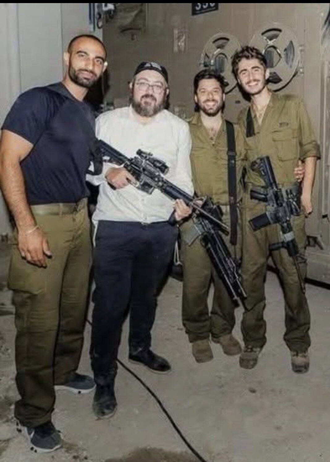 Le rabbin Eli Schlanger a été tué lors de l'attaque de Sydney... Oui, le même rabbin qui a béni l'armée israélienne pendant le génocide de Gaza, qui a collecté des fonds pour la soutenir et qui a appelé à l'annexion des colonies de Cisjordanie au nom de la « sécurité ». Mais soudainement, il est devenu un « symbole de paix » et une « victime innocente ». L'histoire se souvient mieux que la sympathie suscitée par la propagande.