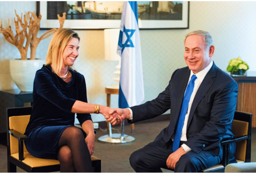 David Cronin – Federica Mogherini termine son mandat de Haute-Représentante de la politique étrangère de l’Union européenne comme elle l’a commencé : en caressant Israël dans le sens du poil. Peu après son entrée en fonction en 2014, Mogherini a rendu visite à Benjamin Netanyahu. Elle a assuré au Premier ministre israélien qu’il pouvait « compter sur l’Union européenne » pour prendre un « nouveau départ ». Mogherini n’avait pas précisé ce qu’elle voulait dire par là, mais elle a modifié – et pas en mieux – les relations internationales. Sous sa direction, l’UE a adopté un discours encore plus lénifiant sur les graves violations des droits de l’homme. En février 2001, la position officielle de l’UE était de « déplorer » les assassinats ciblés dont Israël se rendait coupable. Mais après le dernier assassinat ciblé commis par Israël en novembre 2019, l’équipe de Mogherini a simplement parlé d’une « opération » sans exprimer la moindre critique. La dite « opération » a causé la mort du commandant du Djihad islamique Baha Abu al-Ata et de son épouse. Le refus de l’équipe de Mogherini de dénoncer l’acte manifestement illégal d’Israël, revenait en fait à l’approuver. Caresses et cajoleries Mogherini a maintenu un contact régulier avec les principaux politiciens israéliens au cours des cinq dernières années. Lorsque le Likoud de Netanyahu est sorti vainqueur des élections de 2015, Mogherini s’est empressée de le féliciter. Elle disait à cette occasion qu’elle considérait les relations d’Israël avec l’Union européenne comme « mutuellement bénéfiques ». Cajoler de la sorte l’État d’apartheid témoigne d’un grand mépris pour les Palestiniens qui réclament justice et égalité. La meilleure expression de leurs aspirations est sans doute l’appel palestinien de 2005 au Boycott, Désinvestissement et Sanctions [BDS] d’Israël. Mais après un entretien avec Netanyahou en 2016, Mogherini a exprimé son « ferme rejet » du BDS. Pour être tout à juste, Mogherini a parfois dit la vérité. En 2017, le parlement israélien, la Knesset, a approuvé un projet de loi visant à « régulariser » le vol de terres palestiniennes, en reconnaissant officiellement les colonies de peuplement en Cisjordanie occupée, jusqu’alors jugées illégales même par Israël. Mogherini a formulé une critique inhabituellement franche. Si la loi entrait en vigueur, elle « enracinerait davantage la réalité d’un État unique aux droits inégaux », a-t-elle regretté. Pour une fois, elle identifiait nommément le problème à résoudre. Une boussole morale ? Au niveau de la base, de nombreux Palestiniens cherchent à faire évoluer la « réalité d’un État unique aux droits inégaux » vers celle d’un seul État qui garantisse l’égalité à tous. Bien que Mogherini ait exposé la vraie nature du problème, elle a continué à traiter par le mépris ceux qui cherchaient à y mettre fin. Plutôt que de plaider en faveur d’une véritable égalité, elle a préconisé une solution à deux États qui, selon toute probabilité, ne donnerait aux Palestiniens la souveraineté que sur tout petit morceau de leur patrie historique. Mogherini a insisté sur le fait qu’ « il n’y avait pas d’alternative » à une solution à deux États. En parlant récemment de son mandat, Mogherini a » rel= »noopener » target= »_blank »>déclaré : « Je suis fière que nous, Européens, n’ayons jamais perdu notre boussole » et que nous ayons « toujours travaillé pour préserver et permettre une solution négociée à deux États pour Israël et la Palestine ». Heureusement qu’elle n’a pas parlé de « boussole morale » car la position de l’UE sur ces questions clés est profondément immorale. Depuis le 30 mars 2018, Israël a attaqué à plusieurs reprises les Gazaouis qui participaient à la Grande Marche du retour. Lorsque des manifestants ont été tués, l’équipe de Mogherini a laissé entendre qu’ils étaient responsables de leur propre mort. Les déclarations de son équipe suggéraient que, si de manifestants avaient été abattus, c’est parce qu’ils étaient violents. Elles passaient sous silence des éléments de contexte cruciaux, comme le fait que les pierres lancées par les manifestants ne sont en rien comparables aux balles explosives ou aux grenades lacrymogènes tirées à grande vitesse par des tireurs d’élite israéliens. D’ailleurs, depuis quand jeter une pierre sur un soldat lourdement armé est devenu un délit passible de la peine de mort ? Euphémismes Une population sous occupation militaire a le droit de résister selon l’ONU. Mais apparemment, Mogherini ne veut pas le savoir. Son « nouveau départ » s’est traduit par une frénésie d’euphémismes. Ce n’est plus de mode, selon elle, de qualifier la situation à Gaza de siège ou de blocus. Elle préfère utiliser le mot de « fermeture ». L’exquise courtoisie de Mogherini et son équipe avec Israël n’a pas d’égal. Dans leurs déclarations, l’équipe demande à Israël de bien vouloir « reconsidérer » les démolitions prévues de maisons palestiniennes. L’année dernière, l’équipe de Mogherini a même déclaré qu’elle « espérait » qu’Israël « reviendrait » sur des décisions qui allaient chasser les Palestiniens de Cisjordanie occupée. Évidemment, il n’y avait pas la moindre menace de sanction si Israël ne tenait pas compte de la frileuse demande de l’UE. Le successeur de Mogherini au poste de Haut-Représentant de la politique étrangère de l’UE, Josep Borrell, sera peut-être plus franc. Borrell, lorsqu’il était ministre espagnol des Affaires étrangères, n’a pas dansé de joie quand Israël a célébré le 70e anniversaire de sa création en mai 2018. Il a déclaré, dans Republica, que les célébrations étaient « ensanglantées » parce qu’Israël avait commis un massacre à Gaza quelques jours auparavant (*). Borrell se comportera-t-il différemment de Mogherini lorsqu’il prendra ses nouvelles fonctions ? Son aptitude antérieure à dénoncer Israël ne fait pas de lui un vaillant défenseur des droits de l’homme. Il a fait partie d’un gouvernement qui a essayé d’écraser brutalement le mouvement indépendantiste catalan. Borrell a même émis de fausses allégations contre des personnalités éminentes de ce mouvement. Il est même allé jusqu’à publier un document classifié pour tenter de salir une de ses personnalités. Être ministre des Affaires étrangères de l’Espagne n’est pas la même chose que représenter l’UE, qui compte aujourd’hui 28 pays. Collectivement, leurs gouvernements ont toujours plié devant Israël. Borrell pourrait introduire quelques petits changements, mais il est très probable que la complaisance de l’UE envers Israël ne prendra pas fin. Il est donc vital que les Européens ordinaires fassent ce que les dirigeants politiques ne feront pas : boycotter et isoler Israël. Note : (*) Dans un éditorial cinglant du 18 mai 2018, le ministre des Affaires étrangères a condamné Israël pour son massacre à la clôture de Gaza quatre jours auparavant, qui coïncidait avec le 70e anniversaire de la création de l’État d’Israël et l’ouverture de l’ambassade des États-Unis à Jérusalem. Ces célébrations ont été « couvertes de sang car ce lundi noir reflète la déshumanisation des Palestiniens par une grande partie de la classe politique et de la société israéliennes », a-t-il écrit dans Republica. Dans l’article de Republica, Borrell dénonce les campagnes militaires israéliennes contre le Hamas à Gaza comme de « terribles bombardements » et dénonce « l’arrogance guerrière » de Netanyahu.
