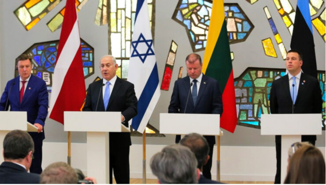 balte , les ministres des affaires étrangères d’Estonie et de Lettonie ont récemment réservé un accueil chaleureux à leur homologue israélien, Gideon Sa’ar. Cette accolade diplomatique, intervenant alors qu’Israël fait l’objet d’accusations devant la CIJ et la CPI pour crimes contre l’humanité et soupçons de génocide, révèle une hypocrisie lourde de conséquences. Elle constitue également un pari stratégique hasardeux.