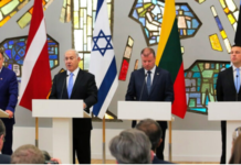 L’erreur stratégique du soutien inconditionnel des pays baltes à Israël , les ministres des affaires étrangères d’Estonie et de Lettonie ont récemment réservé un accueil chaleureux à leur homologue israélien, Gideon Sa’ar. Cette accolade diplomatique, intervenant alors qu’Israël fait l’objet d’accusations devant la CIJ et la CPI pour crimes contre l’humanité et soupçons de génocide, révèle une hypocrisie lourde de conséquences. Elle constitue également un pari stratégique hasardeux.