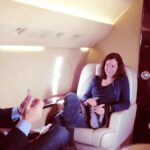 L'avocat d'Epstein, ALAN DERSHOWITZ : Le scandale que tout le monde a manqué sur les photos de Trump et Clinton, Epstein a entre autres pris en photo un bol contenant des préservatifs à l'effigie de Donald Trump, avec la mention : Condom Trump, 4,50 $ US. I'm HUUUUGE (Je suis énooorme!), lit-on sur l'emballage, un slogan souvent utilisé par le président, détourné ici en blague grivoise sur la taille de son sexe.