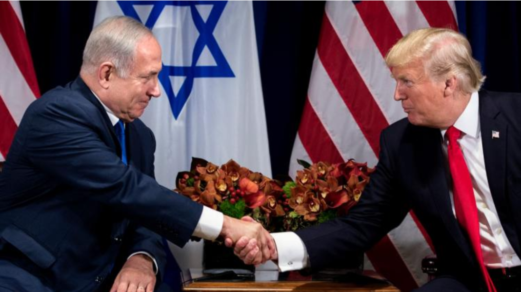 Le Premier ministre israélien Benjamin Netanyahou est arrivé ce lundi peu avant 13h30 heure locale à Mar-a-Lago, la résidence de Donald Trump à Palm Beach, en Floride, pour sa rencontre avec le président américain. Le Premier ministre israélien Benjamin Netanyahou est arrivé ce lundi peu avant 13h30 heure locale à Mar-a-Lago, la résidence de Donald Trump à Palm Beach, en Floride, pour sa rencontre avec le président américain.