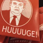 L'avocat d'Epstein, ALAN DERSHOWITZ : Le scandale que tout le monde a manqué sur les photos de Trump et Clinton, Epstein a entre autres pris en photo un bol contenant des préservatifs à l'effigie de Donald Trump, avec la mention : Condom Trump, 4,50 $ US. I'm HUUUUGE (Je suis énooorme!), lit-on sur l'emballage, un slogan souvent utilisé par le président, détourné ici en blague grivoise sur la taille de son sexe.