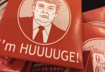 L’avocat d’Epstein, ALAN DERSHOWITZ : Le scandale que tout le monde a manqué sur les photos de Trump et Clinton, Epstein a entre autres pris en photo un bol contenant des préservatifs à l’effigie de Donald Trump, avec la mention : Condom Trump, 4,50 $ US. L'avocat d'Epstein, ALAN DERSHOWITZ : Le scandale que tout le monde a manqué sur les photos de Trump et Clinton, Epstein a entre autres pris en photo un bol contenant des préservatifs à l'effigie de Donald Trump, avec la mention : Condom Trump, 4,50 $ US. I'm HUUUUGE (Je suis énooorme!), lit-on sur l'emballage, un slogan souvent utilisé par le président, détourné ici en blague grivoise sur la taille de son sexe.
