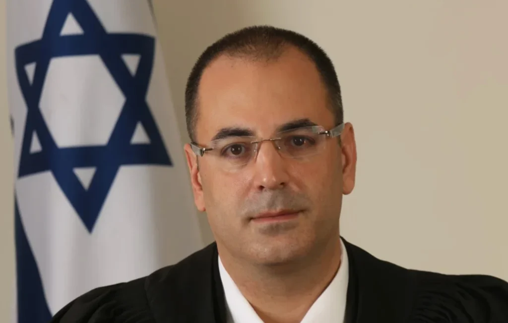 Le président du tribunal de Beer Sheva, le juge Benny Sagi, a été tué dimanche lorsqu’un véhicule a percuté sa moto alors qu’il circulait sur la Route 6.Selon la police, un véhicule circulant hors route a emprunté l’autoroute et est entré en collision avec la moto du juge.Le service de secours du Magen David Adom (MDA) a déclaré que son personnel arrivé sur place avait qualifié l’accident de « choquant », déclarant avoir trouvé Sagi gisant sur la route, gravement blessé et ne présentant plus aucun signe de vie. Ils ont prononcé son décès sur place.