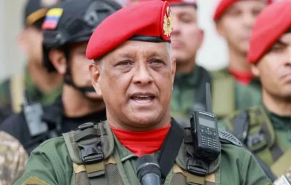 TRAHISON AU CŒUR DU POUVOIR À CARACAS 🇻🇪Celui qui était censé déjouer les complots serait lui-même devenu le comploteur.Le général Javier Marcano Tabata,
➡️ chef du contre-espionnage vénézuélien
➡️ responsable de la garde d’honneur présidentielle,a été interpellé pour trahison.Selon des sources locales, il est soupçonné d’avoir :
• collaboré avec les services de renseignement américains,
• transmis des informations stratégiques sensibles,
• neutralisé la défense aérienne à un moment critique,
facilitant ainsi une opération visant directement Nicolás Maduro.