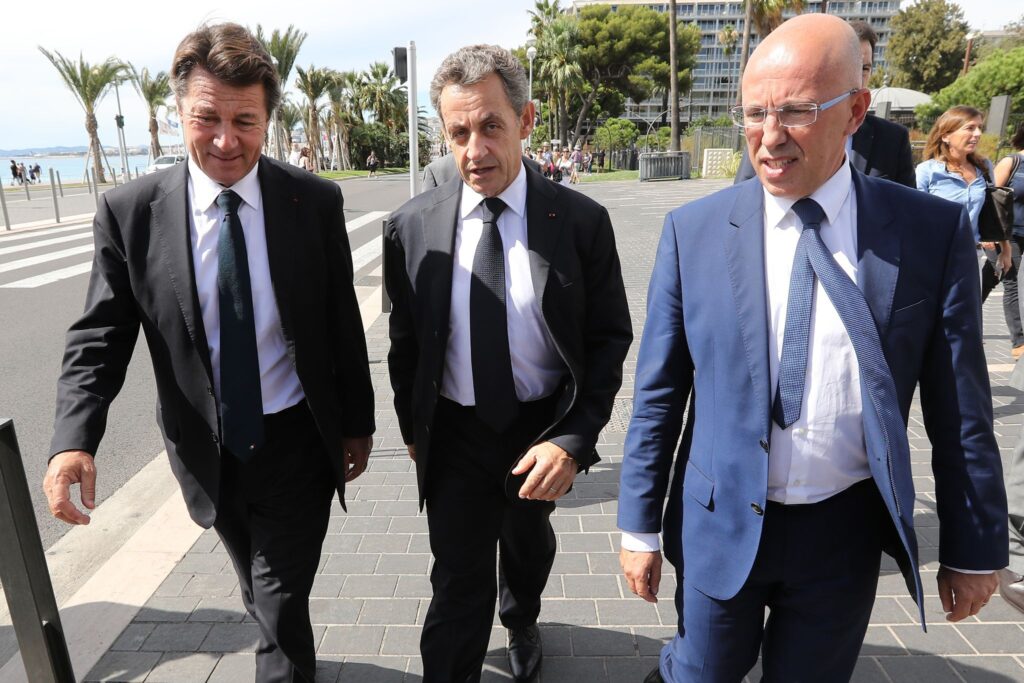 Ces escrocs de LR et sarkobande qui font la politique pour 500 000 personnes en France ! C’est bien pour une raison ! C’est bien dans le but d’obtenir une contre partie et se remplir les poches. Ces pieds nickelés dis-je ont déja réussi à enterrer l’affaire de l’UIMM ! C’était déja des espèces qui laissent pas de traces ! L’UIMM c’était déjà des sommes astronomiques ! « Cela était » 20 millions d’euros entre 2000 et 2007 !! Y sont comme ça à LR ; trés gourmands voir avides (car c’est bien dans leurs poches que sont arrivés les 20 millions). Et vous ?