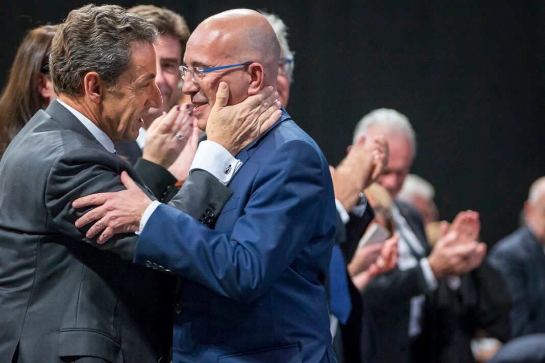 556059044_1415522380577923_1380480269840817892_n Après un premier signalement en 2019, qui avait déclenché l’ouverture d’une enquête judiciaire, Anticor a déposé plainte en janvier au regard de la lenteur des investigations. L’association Anticor a déposé plainte contre Éric Ciotti, président de l’UDR et député niçois, pour «recel de détournement de fonds publics» au sein de l’exécutif départemental des Alpes-Maritimes, a confirmé mercredi à l’AFP Damien Martinelli, procureur de la République de Nice. Cette plainte en date du 14 janvier révélée par Le Monde fait suite à un premier signalement d’Anticor en 2019, sur les mêmes faits, qui avait alors entraîné l’ouverture d’une enquête préliminaire par le parquet de Nice. Damien Martinelli a précisé que cette nouvelle plainte donnait lieu actuellement à des «investigations» confiées au service de police judiciaire local. Anticor suspecte Éric Ciotti, après sa démission de la tête de l’exécutif départemental en 2017, pour cause de cumul des mandats, d’avoir conservé, en tant que président de la commission des finances du département, les mêmes avantages qu’il détenait en tant que président de la collectivité. L’association pointe notamment la mise à disposition d’un véhicule du département et l’usage de collaborateurs parlementaires rémunérés, selon elle, par le conseil départemental. Le président du conseil départemental aussi visé La plainte d’Anticor vise Éric Ciotti ainsi que Charles-Ange Ginésy, que l’association suspecte d’avoir commis les faits de détournement de fonds publics en sa qualité de président du département. Le président de l’UDR a réagi auprès de l’AFP en dénonçant «une nouvelle tentative d’agitation médiatique et politique» de la part d’une association proche, selon lui, «de la macronie et de la majorité municipale à Nice», dirigée par le maire Horizons Christian Estrosi. «Toutes mes fonctions ont toujours été exercées dans un cadre parfaitement légal, en toute transparence et dans le respect des règles», a-t-il ajouté en remarquant que «la Chambre régionale des comptes, qui a réalisé un contrôle approfondi, n’a d’ailleurs pas jugé utile de saisir la justice». Avec cette plainte, «on espère que l’enquête va enfin avancer, six ans après, et alors même qu’en 2023 un rapport de la Chambre régionale des comptes a confirmé notre premier signalement», a expliqué de son côté Inès Bernard, déléguée générale d’Anticor, selon qui «ces faits perdurent». «Si l’enquête n’avance pas on n’hésitera pas à se constituer partie civile pour qu’un juge d’instruction soit saisi», avertit-elle.