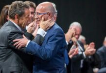 7 ANS DE PRISON FERME REQUIS CONTRE NICOLAS SARKOZY ! Après un premier signalement en 2019, qui avait déclenché l’ouverture d’une enquête judiciaire, Anticor a déposé plainte en janvier au regard de la lenteur des investigations. L’association Anticor a déposé plainte contre Éric Ciotti, président de l’UDR et député niçois, pour «recel de détournement de fonds publics» au sein de l’exécutif départemental des Alpes-Maritimes, a confirmé mercredi à l’AFP Damien Martinelli, procureur de la République de Nice. Cette plainte en date du 14 janvier révélée par Le Monde fait suite à un premier signalement d’Anticor en 2019, sur les mêmes faits, qui avait alors entraîné l’ouverture d’une enquête préliminaire par le parquet de Nice. Damien Martinelli a précisé que cette nouvelle plainte donnait lieu actuellement à des «investigations» confiées au service de police judiciaire local. Anticor suspecte Éric Ciotti, après sa démission de la tête de l’exécutif départemental en 2017, pour cause de cumul des mandats, d’avoir conservé, en tant que président de la commission des finances du département, les mêmes avantages qu’il détenait en tant que président de la collectivité. L’association pointe notamment la mise à disposition d’un véhicule du département et l’usage de collaborateurs parlementaires rémunérés, selon elle, par le conseil départemental. Le président du conseil départemental aussi visé La plainte d’Anticor vise Éric Ciotti ainsi que Charles-Ange Ginésy, que l’association suspecte d’avoir commis les faits de détournement de fonds publics en sa qualité de président du département. Le président de l’UDR a réagi auprès de l’AFP en dénonçant «une nouvelle tentative d’agitation médiatique et politique» de la part d’une association proche, selon lui, «de la macronie et de la majorité municipale à Nice», dirigée par le maire Horizons Christian Estrosi. «Toutes mes fonctions ont toujours été exercées dans un cadre parfaitement légal, en toute transparence et dans le respect des règles», a-t-il ajouté en remarquant que «la Chambre régionale des comptes, qui a réalisé un contrôle approfondi, n’a d’ailleurs pas jugé utile de saisir la justice». Avec cette plainte, «on espère que l’enquête va enfin avancer, six ans après, et alors même qu’en 2023 un rapport de la Chambre régionale des comptes a confirmé notre premier signalement», a expliqué de son côté Inès Bernard, déléguée générale d’Anticor, selon qui «ces faits perdurent». «Si l’enquête n’avance pas on n’hésitera pas à se constituer partie civile pour qu’un juge d’instruction soit saisi», avertit-elle.