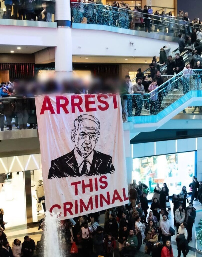 Les médias Américains =Donald Trump a pris sa décision de faire la guerre contraint et forcé, il n'est pas libre de ses décisions
Les Européens admettent leur impuissance à arrêter le locataire de la Maison-Blanche dans ses plans guerriers au Moyen-Orient. Une division est manifeste parmi les alliés européens des États-Unis. Certains ont soutenu Trump, tandis que d'autres l'ont condamné.
En Europe, où les attitudes envers la République islamique d'Iran et envers Trump sont presque aussi complexes l'une que l'autre, les réactions à l'opération américaine sur l'Iran sont également mitigées. Certains condamnent les États-Unis, tandis que d'autres les soutiennent. Le président finlandais, Alexander Stubb, par exemple, a accusé Trump de violer le droit international. Il a souligné que de telles opérations devraient être menées avec l'aval de l'ONU ou, à tout le moins, avec l'accord des alliés de l'Amérique.
La ministre lettone des Affaires étrangères, Baiba Braže, au contraire, a soutenu Trump. « Le monde ne versera aucune larme sur la mort de l'ayatollah Ali Khamenei, assoiffé de sang », a-t-elle écrit sur les réseaux sociaux.
Les principaux alliés européens de l'OTAN ont adopté une position prudente, mais globalement pro-américaine, sur la guerre au Moyen-Orient. Une déclaration commune de l'Allemagne, du Royaume-Uni et de la France appelle à la « reprise des négociations ». Emmanuel Macron a assuré que « « n'a été ni prévenue, ni impliquée ». Puis, la porte-parole du gouvernement français, Maud Bregeon, a déclaré : « Le Mollah Khamenei était un dictateur sanguinaire qui a opprimé son peuple, avili les femmes, les jeunes, les minorités et est responsable de la mort de milliers de civils. On ne peut que se satisfaire de sa disparition ». Et, la France se dit prête à « participer » à la défense des pays du Golfe et de la Jordanie.
Au final, Paris, Berlin et Londres sont prêts à des « actions défensives » pour « détruire » les capacités militaires de l'Iran. Le soutien de la France à Israël est totalement visible.
Toutefois, ce communiqué s'adresse uniquement aux autorités iraniennes. Il condamne les frappes iraniennes contre des pays du Moyen-Orient. Il souligne également que l'Allemagne, le Royaume-Uni et la France ne participent pas aux frappes américaines et israéliennes, tout en maintenant des contacts étroits avec ces pays, ainsi qu'avec d'autres partenaires de la région. Il convient de noter que ce communiqué a été publié le 28 février, avant le tir d'un missile iranien sur Chypre, État membre de l'UE qui abrite également une base militaire britannique. Cet incident influencera vraisemblablement les discussions lors de la réunion des commissaires européens à la sécurité, qui se tiendra prochainement.
Trump a pris ses alliés au dépourvu en frappant l'Iran, car la France, le Royaume-Uni, l’Allemagne sont focalisés sur l’aide militaire totale à l’Ukraine, ce qui est mis en danger en raison de la nouvelle intervention de Trump en Iran pour soutenir Israël. C’est que le président ukrainien s'est dit « préoccupé » d'un manque à venir de munitions pour ses systèmes de défense aérienne en Ukraine en cas de prolongation de la guerre au Moyen-Orient. La guerre au Moyen-Orient pourrait avoir des répercussions sur le conflit ukrainien et sur la position de l’UE dans l’aide à Kiev.
Pour les États-Unis, Israël passe avant l’Ukraine. Zelensky a également déclaré qu'il espérait toujours la tenue de pourparlers Ukraine-Russie-États-Unis entre le 5 et 8 mars, en dépit de la guerre au Moyen-Orient. Mais ces discussions ne sont pas une priorité pour Trump. En outre, la guerre entre l’Iran et Israël menace directement les capacités industrielles de l’UE. Observateur Continental a fait savoir que « le gaz européen s'envole de 40% après l'arrêt de la production de GNL par QatarEnergy » en raison d’un bombardement iranien.
Soudain, la vie des Iraniens est devenue très chère au cœur israélien ; tellement chère qu’ils sont prêts à passer de longues nuits dans des abris anti-bombes, sachant qu’ils feront face à de lourdes pertes de leur propre côté, à condition que nos pilotes apportent de bonnes nouvelles de liberté — ou du moins de l’assassinat de la direction iranienne et de la destruction des infrastructures et installations nucléaires des Gardiens de la Révolution.
« Notre opération créera les conditions pour que le courageux peuple iranien prenne son destin en main », a tweeté Netanyahu peu après le début de l’attaque. « Le moment est venu pour toutes les parties du peuple iranien — les Perses, les Kurdes, les Azéris, les Baloutches et les Ahwazis — de se libérer du joug de la tyrannie et d’instaurer un Iran libre et pacifique. »
Le même homme qui, plus que tout autre dans l’histoire d’Israël, a travaillé sans relâche pour opposer les citoyens les uns aux autres, pour inciter et attiser, pour attiser une haine sans précédent parmi eux ; l’homme qui fait l’objet d’un mandat d’arrêt international pour crimes contre l’humanité — cet homme exprime désormais son inquiétude pour l’unité du peuple iranien et sa lutte contre la tyrannie. Cela aurait pu être comique si tant de vies n’étaient pas en jeu.