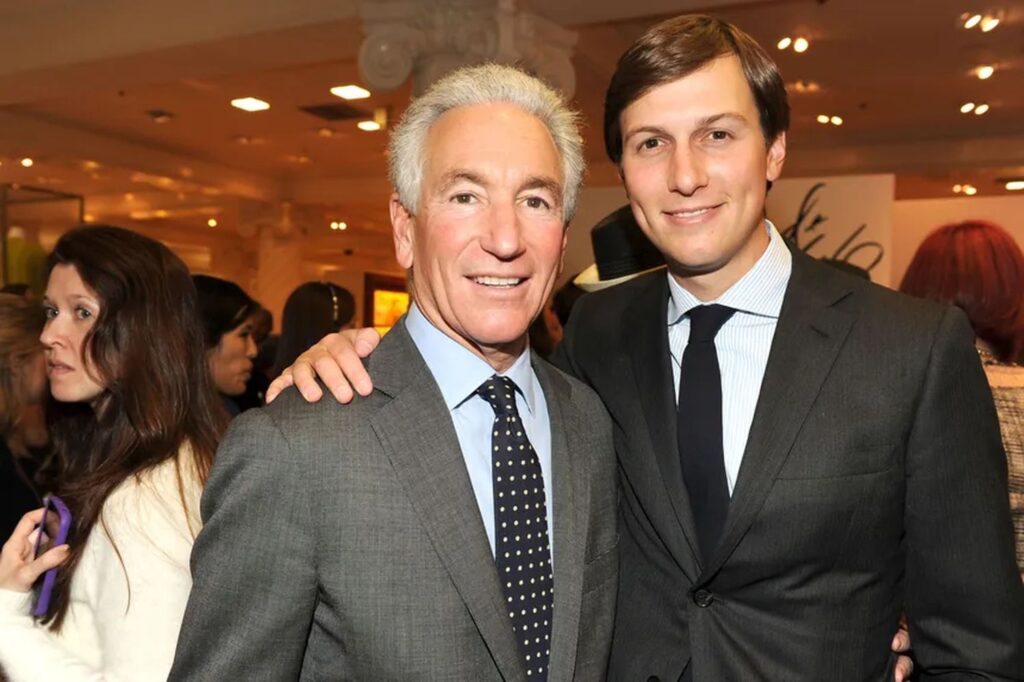 Donald Trump a nommé Charles Kushner, le beau-père de sa fille Ivanka, au poste d'ambassadeur des États-Unis en France. Sans aucune expérience diplomatique, ce septuagénaire a fait de la prison au début des années 2000.
Charles Kushner est un repris de justice. Il a été condamné à deux ans de prison en 2005, pour fraude fiscale, subornation de témoins et contributions illégales à des campagnes électorales. Au total, il a plaidé coupable de 16 chefs d'accusations. Il a notamment utilisé un stratagème sordide pour piéger un membre de sa famille. Il a engagé une prostituée pour séduire son beau-frère qui allait témoigner contre lui devant la justice. Charles Kushner a enregistré la rencontre et a ensuite envoyé la vidéo à sa propre sœur, épouse du témoin.
Pourtant, Donald Trump l'a gracié en 2020.
Chris Christie, ancien soutien de Trump, était le procureur général du New-Jersey à l'époque. C'est lui qui a poursuivi Charles Kushner. Trump ne lui aurait jamais pardonné.
"Si un type engage une prostituée pour séduire son beau frère et envoie la vidéo à sa sœur pour l'intimider et l'empêcher de témoigner devant un grand jury, est ce que j'ai besoin de plus de justification ?" se défend Chris Christie sur PBS en 2019.Charles Kushner est décrit par ses nombreux détracteurs, y compris dans le camp républicain, comme égocentrique, mafieux et malhonnête, ce multimillionnaire a un profil à la Trump : il a repris la prospère entreprise immobilière familiale à la mort de son père. Pour Donald Trump, au contraire, c'est "un chef d’entreprise extraordinaire, un philanthrope et un homme d’affaires qui sera un ardent défenseur de notre pays et de ses intérêts."
Charles Kushner, 70 ans, est aujourd'hui à la tête d'un empire de sept milliards de dollars, et il est l'un des plus gros contributeurs de la campagne Trump 2024. Sa nomination est donc vue comme un pur renvoi d'ascenseur.
