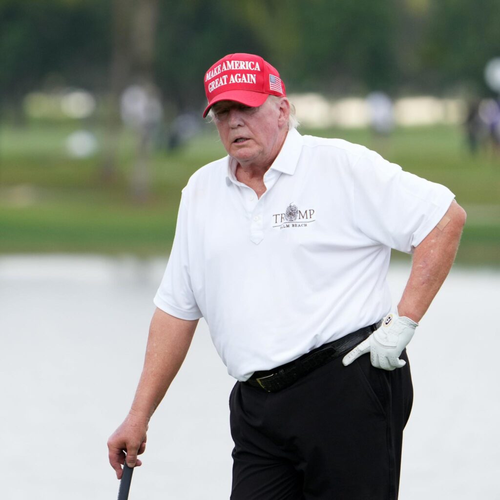 
« Ce crétin à la peau orange vient d'appeler CBS depuis son club de golf à Doral, en Floride, et a déclaré que la guerre avec l'Iran est "pratiquement terminée !" »Très complet. Pratiquement.Huit familles viennent de recevoir le pire coup de fil de leur vie et ce gros escroc est tranquillement installé dans une voiturette de golf à expliquer à un journaliste que tout est réglé. Comme s'il parlait d'une simple rénovation dans un de ses hôtels en faillite.Vous savez ce que son propre ministère de la Défense a publié le même jour ? « Nous ne faisons que commencer le combat » et « aucune pitié ».Le commandant en chef affirme que c'est terminé. Son propre Pentagone prétend que ça ne fait que commencer. Ce n'est pas de la communication contradictoire. C'est un homme qui a complètement perdu le contrôle de la situation et qui invente n'importe quoi depuis son transat pendant que les adultes continuent de larguer des bombes.Et vous savez qui d'autre pense que « très complet » est une foutaise ? Ce putain de Benjamin Netanyahu.Il y a deux jours, Bibi promettait « de nombreuses surprises » pour la prochaine phase. Le chef d'état-major de l'armée israélienne a déclaré que la guerre « continuera probablement longtemps ». 81 % des Israéliens soutiennent les frappes. 63 % souhaitent qu'elles se poursuivent jusqu'à la chute du régime. Ils font pression pour des élections anticipées afin que Netanyahu puisse profiter de cette guerre pour remporter la victoire. Der Spiegel a qualifié la situation de « rêve devenu réalité pour Netanyahu ».Très complet ? Netanyahu n'a même pas encore abordé le meilleur, espèce d'idiot ! Il vise un changement de régime et doit gagner une élection. Il se fiche éperdument des sentiments de Donald Trump. Trump cherche à se retirer et Netanyahu commande une autre tournée.Et voilà le comble. Le ministre israélien de la Défense a admis qu'ils planifiaient déjà une frappe contre l'Iran mi-2026 et que Netanyahu s'était fixé pour objectif d'assassiner Khamenei dès novembre 2025. Ce n'est pas toi qui as déclenché cette guerre, Donald. Tu t'es laissé entraîner par un type qui manipule les gens depuis bien avant que tu ne découvres comment ruiner un casino. Et maintenant, tu te retrouves au beau milieu d'un véritable enfer mondial à te demander pourquoi il fait si chaud.Laissez-moi vous expliquer ce que signifie « très complet » dans la réalité. Le Brent a grimpé jusqu'à 119,50 dollars le baril lundi matin. Puis, il s'est effondré d'environ 30 % après l'interview de Trump sur CBS. Le marché a interprété « très complet » comme signifiant : « Ce type est mort de trouille et cherche à se défiler. » Ils ont littéralement anticipé sa lâcheté en temps réel. Mais même après cette chute de 30 %, le prix du pétrole a encore augmenté de 50 % depuis que ce génie a commencé à bombarder l'Iran. Le mal est fait. On ne redresse pas une économie en ruine avec un coup de fil depuis un club de golf.Le détroit d'Ormuz est fermé. Saudi Aramco réduit sa production. Le prix de l'essence aux États-Unis devrait atteindre quatre dollars le gallon. L'indice Nikkei a chuté de 5 %. Le KOSPI sud-coréen a reculé de 6 %. Les analystes mettent en garde contre une stagflation similaire à celle des années 1970. Huit Américains sont morts. Onze drones Reaper ont été abattus. Les 100 premières heures de combat ont coûté 3,7 milliards de dollars. Cinquante mille soldats sont déployés. Le CENTCOM prévoit des opérations jusqu'en septembre.Et son grand coup ? Il a « quelqu'un en tête » pour diriger l'Iran. Quelqu'un en tête. Pour un pays de 88 millions d'habitants. Une civilisation qui existe depuis 5 000 ans. Comme s'il choisissait un responsable d'équipe pour un foutu fast-food.Voilà qui est Donald Trump. Voilà ce qu'il fait. À chaque fois. Il détruit tout sur son passage, proclame sa victoire au milieu du chaos et laisse à d'autres le soin de réparer les dégâts. Sauf que cette fois-ci, Netanyahu ne le laissera pas partir. Le Pentagone ne le laissera pas partir. Les marchés pétroliers ne le laisseront pas partir. La réalité ne le laissera pas partir.La guerre est totalement achevée. L'économie est totalement achevée. Sa présidence est totalement achevée.Il a raison sur un point. Quelque chose est définitivement putain de terminé.~ Gman (via. J'adore l'Australie) »
