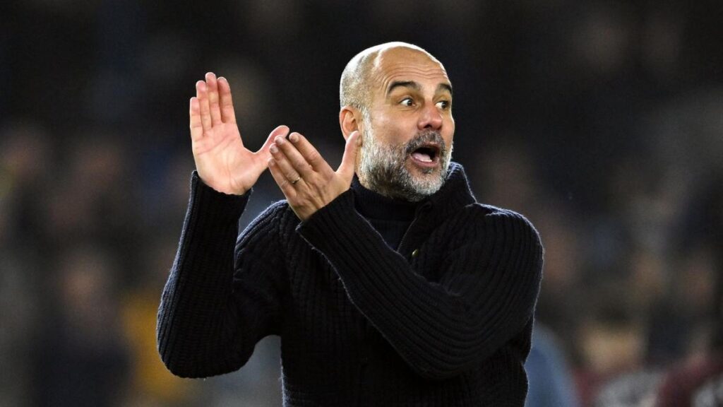 Pep Guardiola et ses interventions sur la géopolitique font régulièrement les gros titres de la presse. Ce vendredi, à la veille de la rencontre entre Manchester City et Crystal Palace (16h00), le coach des Skyblues a évoqué un autre sujet chaud lors de la conférence presse d’avant-match. L’objectif étant de faire passer un message à propos du verdict de la CAF, donnant ainsi la victoire au Maroc lors de la finale de la CAN à Rabat (sur tapis vert). Et le moins qu’on puisse dire, c’est que le technicien catalan n’a pas vraiment osé se mouiller comme à son habitude devant les journalistes.
« C’est une surprise. Je n’ai pas d’avis tranché, car j’ignore pourquoi. Je n’ai rien lu, je n’ai rien vu. Mais, c’est une décision prise en coulisses. Ce qui se passe partout, c’est ce que nous voyons, ce n’est pas ce qui s’est réellement passé, cela se passe toujours en coulisses et on ne voit pas leurs visages. C’est ce qui se passe ces derniers temps dans le football et partout dans le monde, dans d’autres domaines aussi » a-t-il envoyé, sans forcément donner d’explications, deux mois après la finale aux multiples conséquences.
Le verdict a fait le tour du monde et s’invite dans les différentes conférences de presse d’avant-match ce week-end. La confédération africaine de football (CAF), par le biais de son jury disciplinaire, a décidé de déposséder le Sénégal de son titre à la CAN 2025 au profit du Maroc. Ce dernier est sacré, même si le Tribunal arbitral du Sport (TAS) de Lausanne (Suisse) risque d’annuler ce verdict, sur tapis vert après avoir perdu la finale le 18 janvier dernier. Pep Guardiola, entraîneur de Manchester City et personnalité influente sur le football circus, a un avis lucide et… philosophique sur cette affaire.
Le coach des Citizens n’est pas allé par quatre chemins. Pour lui,  le fait de déchoir les Sénégalais depuis un bureau est « surprenant. Je n’ai pas d’avis tranché car j’ignore la raison. Je n’en ai rien lu, je n’ai rien vu » a d’abord indiqué l’Espagnol. Pour lui, « c’est une décision prise en catimini. Comparé à ce qui se passe communément, ce qui a été décidé est incohérent. Les gens qui prennent ces décisions à huis clos, on ne les connait pas vraiment. »
L’ex-coach de Riyad Mahrez terminera avec un cinglant « en tout cas, c’est ce qui se passe récemment dans le football et partout dans le monde dans d’autres domaines. » Avec son vécu dans le milieu du foot, Guardiola a une approche plutôt lucide. Il n’hésite pas à dénoncer les injustices en tous genres. D’ailleurs, Le Philosophe n’a pas hésité à exprimer – publiquement et à plusieurs reprises – son soutien à la Palestine face l’agression de l’Occupant sioniste.  L’Ibérique a porté le débat un cran plus haut. Il sait que certains lobbys usent de leur poids pour imposer des décisions (aussi absurdes soient elles) sans se soucier de l’équité et de la morale. A méditer.