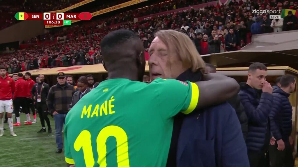 Le sélectionneur Claude Le Roy commente la décision de la CAF sur la chaîne française L'Équipe :
🔴 « Je n’aurais jamais imaginé, même une seule seconde, que la Confédération africaine de football puisse aller aussi loin dans l’absurdité. »
🔴 Claude Le Roy : « Nous savons très bien comment la CAF est dirigée par Motsepe, qui dès le début souhaitait ardemment attribuer cette Coupe d'Afrique au Maroc. »
🔴 Claude Le Roy : « Depuis des années, les décisions des FAC sont bafouées, et derrière tout cela se cachent de nombreuses manœuvres en coulisses. »
🔴 Claude Le Roy : « On peut comprendre ce qui s'est passé comme une tentative de trancher définitivement en couronnant le Maroc champion, et je crois que tout cela n'est pas encore terminé et que le Sénégal récupérera ses droits à la fin de cette affaire. »Il semblerait que l'équipe nationale sénégalaise remporte le titre à deux reprises :
La première fois qu'il a gagné et soulevé le trophée au-dessus du terrain,
La deuxième fois, c'était à Lausanne, devant le Tribunal arbitral du sport.
Mais le grand perdant aux yeux du monde est l'Union africaine, qui subit de fortes répercussions.