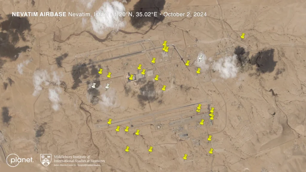 Une image de la base aérienne de Nevatim prise le 2 octobre montre les dégâts causés à un hangar et à une voie de circulation par des frappes de missiles iraniens.Planet Labs PBC