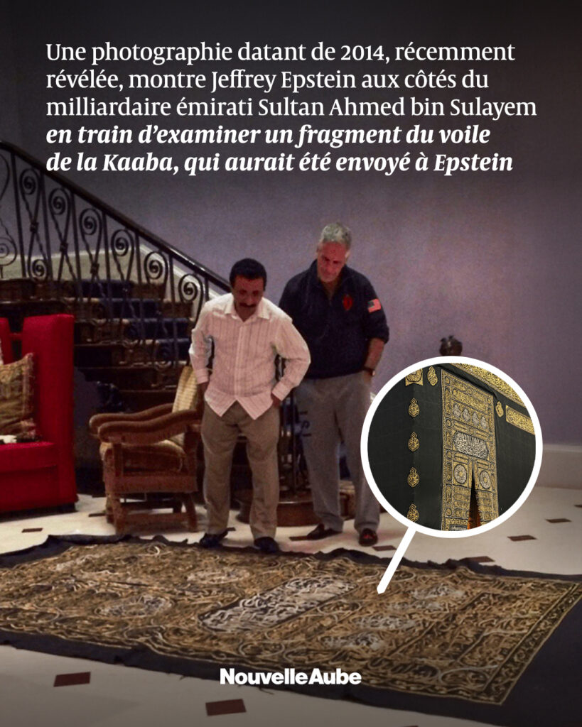 Des emails de 2017 ont révélé l’envoi de la Kiswa, le tissu sacré recouvrant la Kaaba, à Jeffrey Epstein par des hommes d’affaires émiratis. Une photo de 2014, récemment découverte, le montre aux côtés du milliardaire Sultan Ahmed bin Sulayem examinant un autre fragment de la Kiswa, possiblement à son domicile, au cœur d’un scandale qui choque le monde musulman.
La pièce photographiée semble provenir d'une partie du tissu qui recouvre la porte de la Kaaba. Epstein aurait utilisé ce tissu comme tapis.
#Epstein #AffaireEpstein #Kaaba #EAU #émiratis #Kiswa #scandale