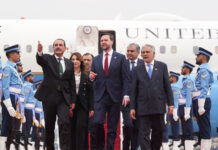 Lancement d’un nouveau cycle de négociations tripartites entre l’Iran, les États-Unis et le Pakistan. Les pourparlers entre Washington et Téhéran relèvent désormais d’une logique d’après-guerre. Le détroit d’Ormuz et la sécurité régionale dominent les discussions. L’absence de cadre commun rend l’issue incertaine malgré une volonté de désescalade