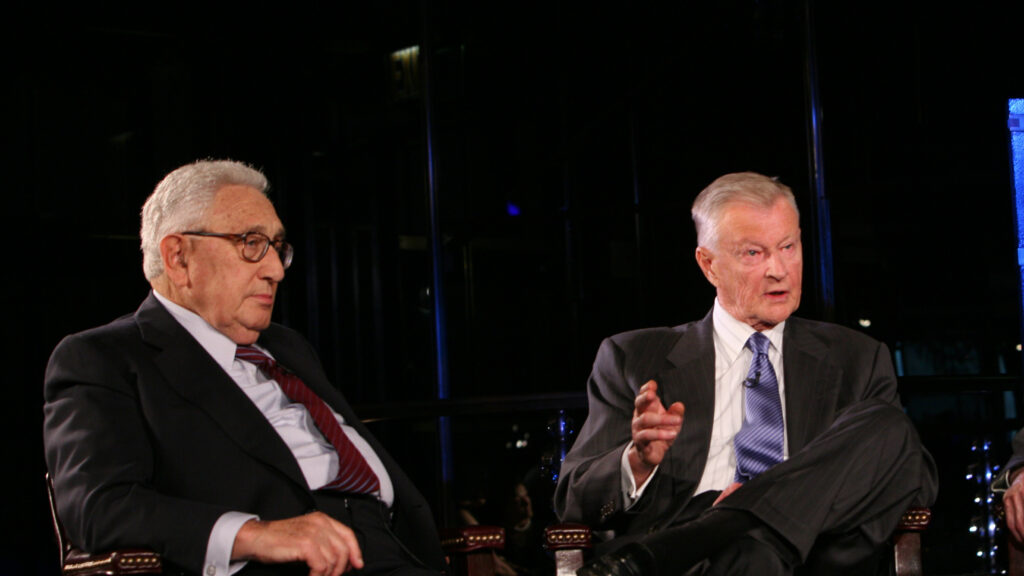 Henry Kissinger & Zbigniew Brzezinski lors du forum du prix Nobel de la paix, à Oslo.