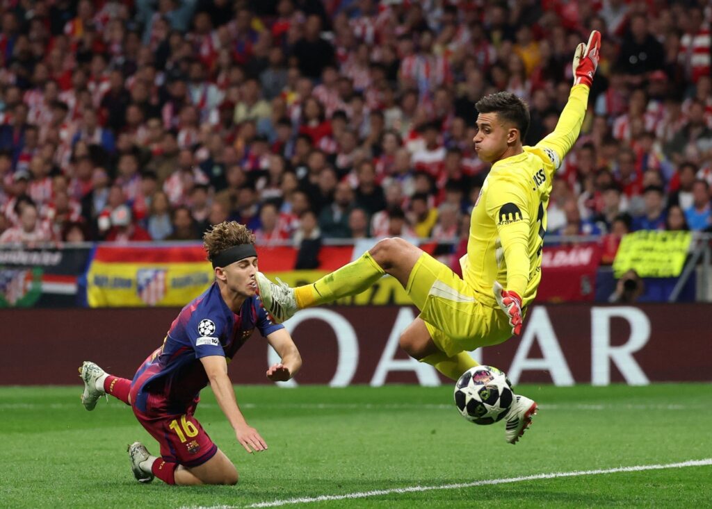  Musso a donné un coup de pied au visage de Fermín. Pas de pénalité. 