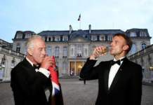 L’Élysée a été PERQUISITIONNÉ par la brigade financière anticorruption ce mardi à l’aube dans le cadre d’une enquête sur des marchés publics liés aux cérémonies officielles. L’Élysée a été PERQUISITIONNÉ par la brigade financière anticorruption ce mardi à l’aube dans le cadre d’une enquête sur des marchés publics liés aux cérémonies officielles. Les enquêteurs s’intéressent aux contrats de panthéonisation, attribués à la même société pendant plus de 20 ans, sous Emmanuel Macron comme sous ses prédécesseurs. Chaque cérémonie aurait été facturée autour de 2 MILLIONS € d’ARGENT PUBLIC. L’entreprise concernée, Shortcut Events, a organisé ces événements de manière quasi systématique entre 2002 et 2024. Au-delà du Panthéon, cette société a également été chargée de plusieurs événements majeurs, dont l’inauguration de la Cité de la Francophonie ou encore les cérémonies du 80e anniversaire du Débarquement. Les investigations visent à déterminer si cette entreprise a pu bénéficier de soutiens ou d’avantages dans l’attribution de ces marchés publics. (Source : Le Canard Enchaîné)