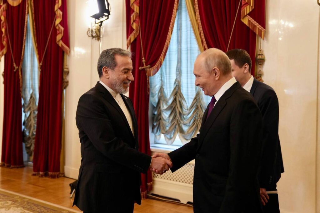 De son côté, Araghchi a déclaré que l’Iran avait su résister, avec courage et détermination à l’agression américaine et qu’il continuerait à faire preuve d’endurance. Il a remercié le président russe et la Russie pour leur soutien, soulignant le caractère stratégique du partenariat entre Moscou et Téhéran, appelé selon lui à se renforcer. Il est désormais clair pour tous que l’Iran peut compter sur des amis et alliés tels que la Fédération de Russie, qui se tiennent à ses côtés dans les moments difficiles. Nous vous sommes reconnaissants pour votre position ferme et résolue en soutien à la République islamique », a ajouté Araghchi.
