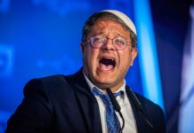 Ben Gvir, ministre de la Sécurité des colons Israëliens, suprémaciste juif et condamné à plusieurs reprises, a diffusé cette vidéo dans laquelle des militants de la #Flottille sont traités comme des criminels par ceux-là mêmes qui ont commis le crime de les avoir enlevés en eaux internationales Quand les sanctions contre Israël seront-elles enfin prises ?