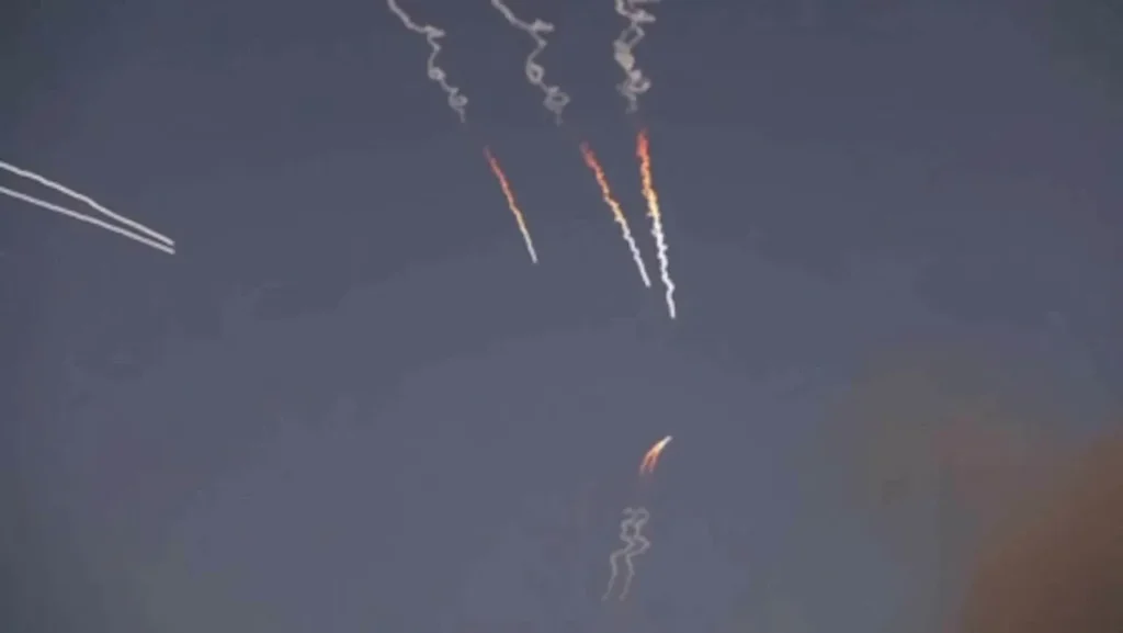 L'IRAN DÉTRUIT UN GRAND NOMBRE D'AVIONS DE COMBAT« En réponse aux attaques de missiles menées par l'armée américaine, qui tue des enfants, contre une zone de loisirs, un complexe industriel et une zone de casernes autour de Karaj et Nazar Abad, ainsi qu'une base locale du Corps des gardiens de la révolution islamique (CGRI) dans le comté de Pishva, et afin de punir l'agresseur, 12 missiles balistiques ont été tirés ce matin sur les emplacements des avions de combat américains F-35, F15 et F16 américains, ainsi que sur des installations importantes de l’armée terroriste américaine situées à la base aérienne et au centre de contrôle d’Al-Azraq, détruisant ces installations et un grand nombre d’avions de combat. » 