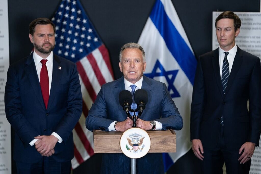 Quelqu'un pourrait-il nous expliquer pourquoi l'équipe de négociation américaine sur l'Iran est composée du vice-président et de deux agents immobiliers juifs non élus ? Bon, on sait bien pourquoi, mais quand même.