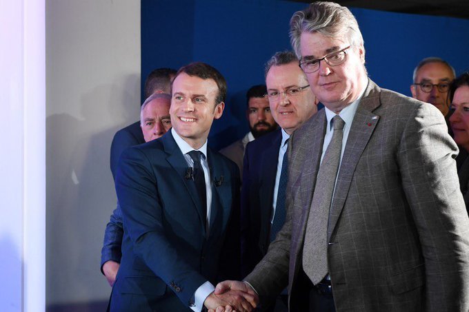 ENCORE UN POURRI CHEZ MACRON! : l'ancien haut-commissaire aux retraites de Macron.
Jean Paul Delevoye a oublié de déclarer qu'il avait 30 millions d'euros d'actions chez Blackrock !