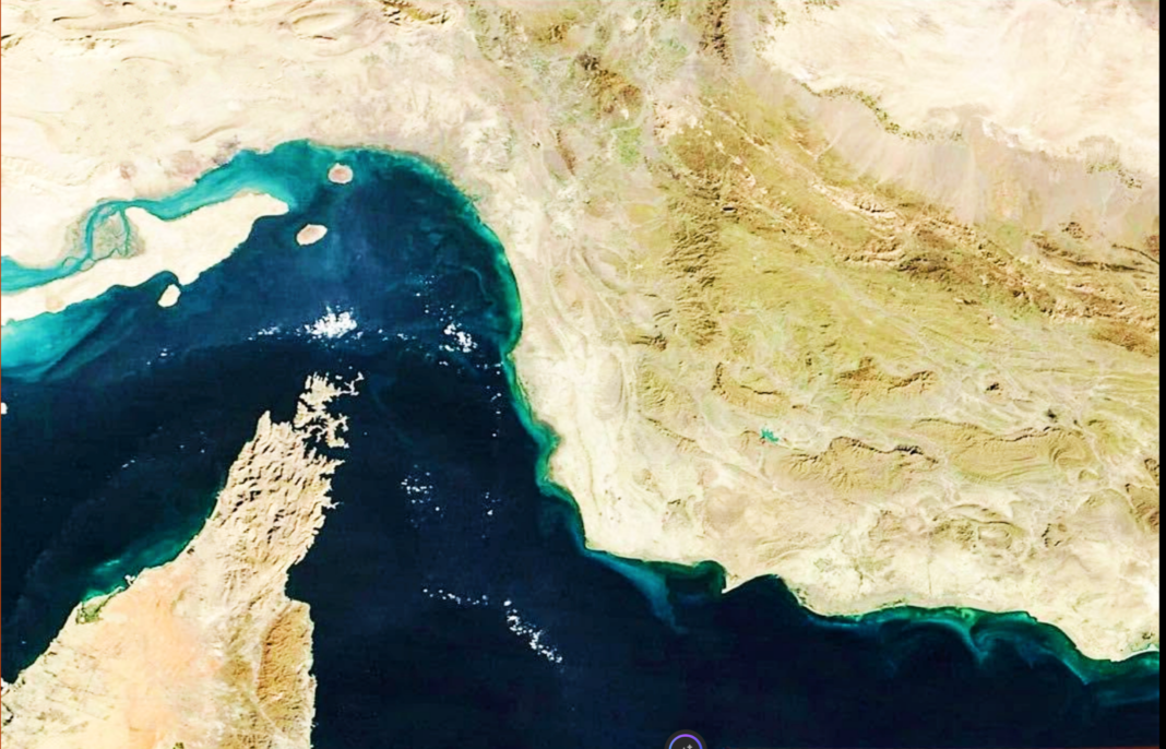 HORMOZ 🇮🇷 — Source informé citée par l’agence Tasnim : Le défi autour de l’article 1 et de la clause relative au détroit d’Hormuz s’est poursuivi jusqu’aux toutes dernières minutes précédant l’annonce du mémorandum de compréhension. Selon cette source informée, les différents points de désaccord entre l’Iran et les États-Unis concernant plusieurs articles du mémorandum ont persisté jusqu’aux instants précédant la déclaration officielle. Le médiateur a indiqué plusieurs modifications effectuées dans les un ou deux derniers jours ainsi que dans les heures précédant l’annonce du mémorandum, comme suit : 1. Ajout de la phrase garantissant la souveraineté et le respect de l’intégrité territoriale du Liban à l’article 1 du mémorandum (Trump n’acceptait pas l’ajout de cette formulation dans les versions précédentes). 2. Ajout de l’expression « gestion des services de navigation maritime dans le détroit d’Hormuz » par l’Iran et Oman à l’article 5 du mémorandum. 3. Exemption de frais pour les navires transitant par le détroit d’Hormuz pendant 60 jours (l’Iran prévoit ensuite de percevoir des redevances pour ces services). Il a également été confirmé que Trump insistait pour que l’ouverture du détroit d’Hormuz et la levée du blocus aient lieu simultanément immédiatement après l’annonce du mémorandum. L’Iran a refusé cette condition, et il a été convenu que le processus de réouverture du détroit commencerait après la signature du mémorandum vendredi. Dans un message publié sur les réseaux sociaux, Trump avait initialement annoncé que le détroit et le blocus étaient levés simultanément, mais après une notification adressée à la partie médiatrice pakistanaise, il a modifié son message et écrit que le détroit d’Hormuz serait rouvert après vendredi.