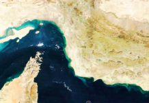 L’Iran déclare que le détroit restera fermé jusqu’à ce qu’Israël se retire complètement du Liban et mette fin à sa campagne de bombardements. Israël sape délibérément l’accord de paix. 🇮🇷 — Source informé citée par l’agence Tasnim : Le défi autour de l’article 1 et de la clause relative au détroit d’Hormuz s’est poursuivi jusqu’aux toutes dernières minutes précédant l’annonce du mémorandum de compréhension. Selon cette source informée, les différents points de désaccord entre l’Iran et les États-Unis concernant plusieurs articles du mémorandum ont persisté jusqu’aux instants précédant la déclaration officielle. Le médiateur a indiqué plusieurs modifications effectuées dans les un ou deux derniers jours ainsi que dans les heures précédant l’annonce du mémorandum, comme suit : 1. Ajout de la phrase garantissant la souveraineté et le respect de l’intégrité territoriale du Liban à l’article 1 du mémorandum (Trump n’acceptait pas l’ajout de cette formulation dans les versions précédentes). 2. Ajout de l’expression « gestion des services de navigation maritime dans le détroit d’Hormuz » par l’Iran et Oman à l’article 5 du mémorandum. 3. Exemption de frais pour les navires transitant par le détroit d’Hormuz pendant 60 jours (l’Iran prévoit ensuite de percevoir des redevances pour ces services). Il a également été confirmé que Trump insistait pour que l’ouverture du détroit d’Hormuz et la levée du blocus aient lieu simultanément immédiatement après l’annonce du mémorandum. L’Iran a refusé cette condition, et il a été convenu que le processus de réouverture du détroit commencerait après la signature du mémorandum vendredi. Dans un message publié sur les réseaux sociaux, Trump avait initialement annoncé que le détroit et le blocus étaient levés simultanément, mais après une notification adressée à la partie médiatrice pakistanaise, il a modifié son message et écrit que le détroit d’Hormuz serait rouvert après vendredi.