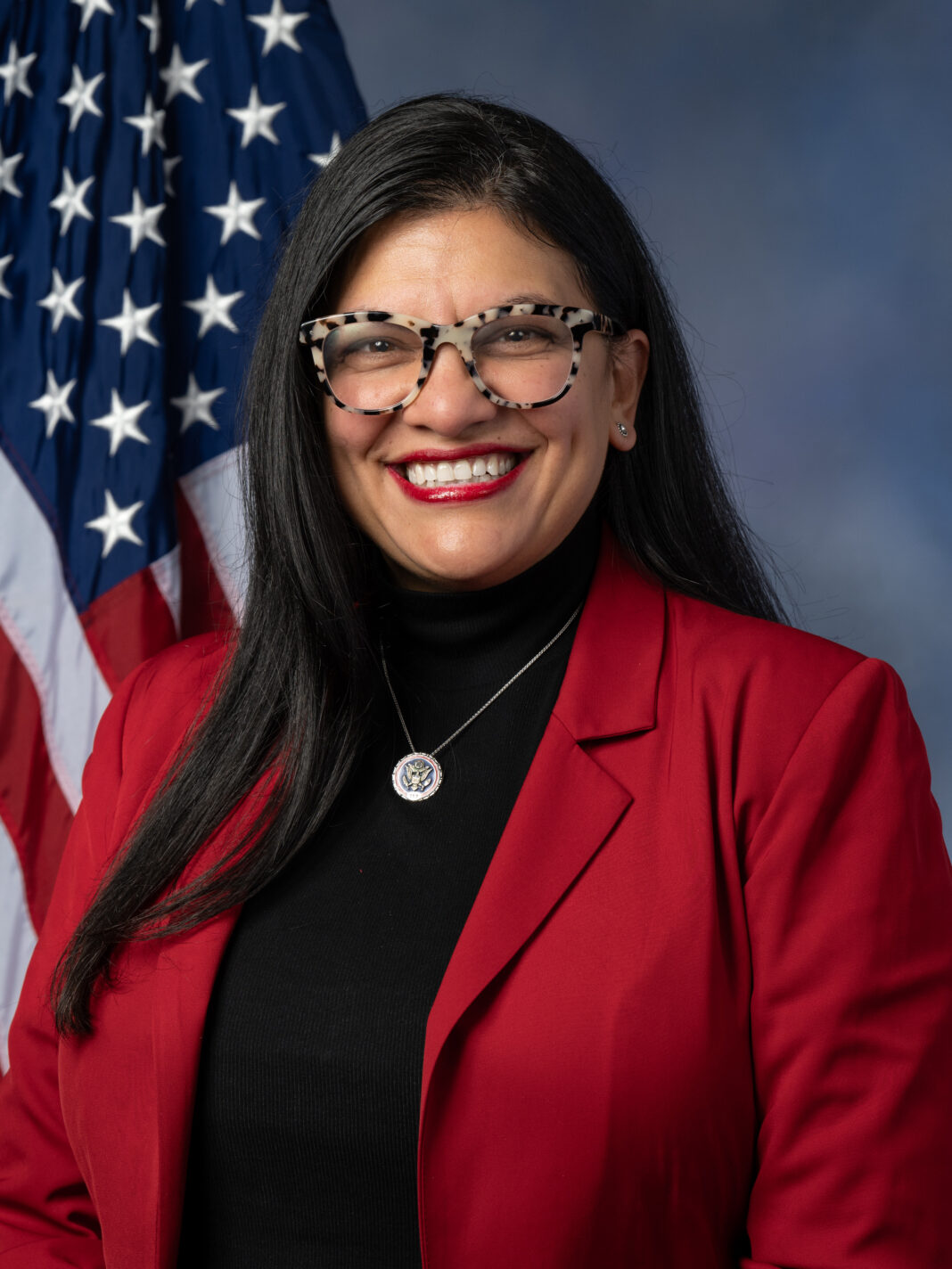 La membre de la Chambre des représentants américaine Rashida Tlaib : Notre gouvernement fournit à « Israël » des bombes au phosphore blanc qui consument la chair humaine jusqu’aux os. Ces bombes visent des civils, des écoles, des hôpitaux et des lieux de culte. Les États-Unis doivent mettre fin à leur complicité dans ces crimes de guerre et adopter la résolution sur les pouvoirs de guerre concernant le Liban.