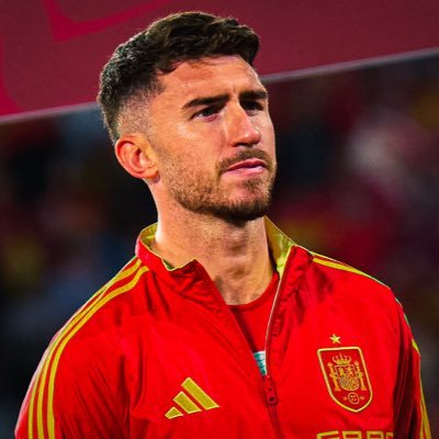 Aymeric Laporte :« La finale de la Coupe du monde contre l’Argentine a été le match le plus truqué auquel j’ai jamais participé. Oui, il y a eu tellement d’accusations de tricherie et de vol à l’encontre de l’Argentine et de Messi depuis la phase de poules, mais je pensais que l’arbitre de la finale allait être irréprochable, puisqu’il s’agit du plus grand match du football.Mais ce que nous avons vu sur le terrain en première mi-temps dépassait le simple vol. J’ai commencé à comprendre leur manège lorsque deux tacles méritant un carton rouge sur Yamal et Olmo ont été ignorés.Ce genre d’incidents soulève des questions quant à savoir si Messi et l’Argentine ont été favorisés depuis la Coupe du monde 2022. Cela a ruiné son héritage international. Je suis content que nous ayons finalement remporté la finale et que l’arbitre soit redevenu neutre en deuxième mi-temps.Je pense que si un pays a fait l’objet d’autant de controverses et d’allégations que l’Argentine au cours des deux dernières Coupes du monde, c’est qu’il se passe forcément quelque chose en coulisses. »