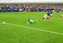 Demi Finale coupe du monde 2026=Les Bleus ont pris une leçon de football,on ne peut pas jouer une demi finale sans un milieu de terrain fort pour servir les quatre attaquants. Luis de la Fuente explique comment l’Espagne a facilement détruit les Bleus et leur attaque de rêve