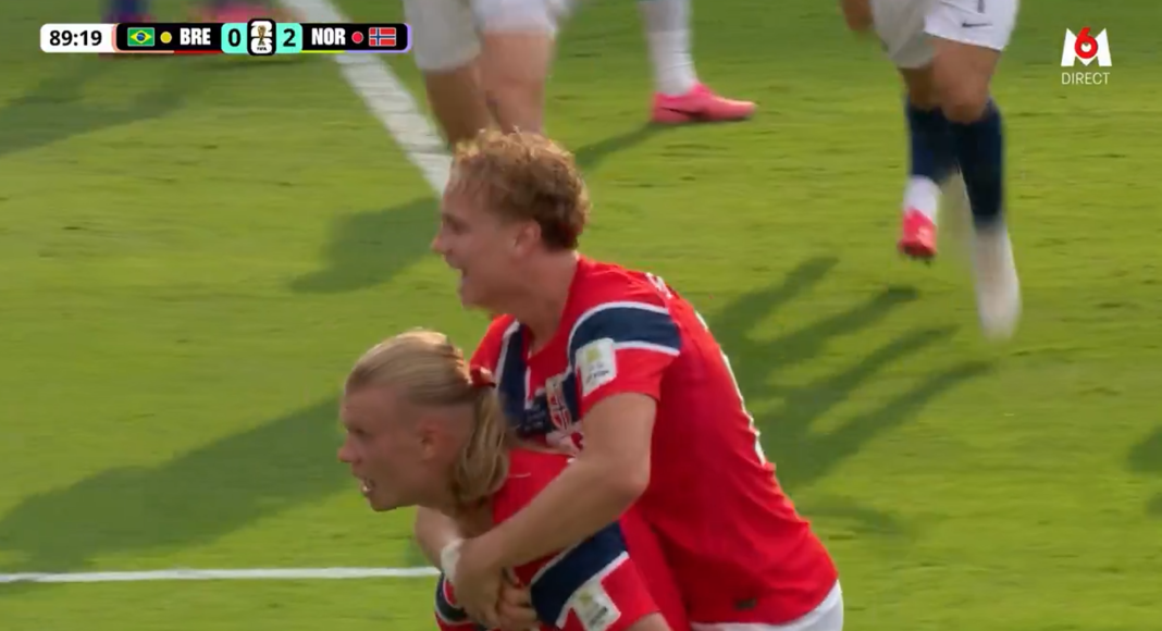 la Norvège d’Erling Haaland. Au MetLife Stadium, les Auriverdes se présentaient en 4-2-4 avec Guimaraes et Casemiro dans l’entrejeu. Cunha débutait lui aux côtés de la star du Real Madrid. En face, la bande de Stale Solbakken s’organisait en 4-3-3 avec un trio offensif clinquant : Nusa, Haaland et Sorloth. Et les débats s’enflammaient dès les premières secondes. Lancé en profondeur, Sorloth centrait en retrait pour Berg qui concluait parfaitement. Malheuresement pour les Scandinaves, le but était refusé pour une position de hors-jeu au départ de l’action (3e). Bousculée, la Seleção subissait la pression norvégienne mais allait pourtant se retrouver en position d’ouvrir le score. la Norvège d’Erling Haaland. Au MetLife Stadium, les Auriverdes se présentaient en 4-2-4 avec Guimaraes et Casemiro dans l’entrejeu. Cunha débutait lui aux côtés de la star du Real Madrid. En face, la bande de Stale Solbakken s’organisait en 4-3-3 avec un trio offensif clinquant : Nusa, Haaland et Sorloth. Et les débats s’enflammaient dès les premières secondes. Lancé en profondeur, Sorloth centrait en retrait pour Berg qui concluait parfaitement. Malheuresement pour les Scandinaves, le but était refusé pour une position de hors-jeu au départ de l’action (3e). Bousculée, la Seleção subissait la pression norvégienne mais allait pourtant se retrouver en position d’ouvrir le score.
