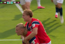 Coupe du Monde 2026 : portée par un Haaland XXL, la Norvège réalise l’exploit face au Brésil ! la Norvège d’Erling Haaland. Au MetLife Stadium, les Auriverdes se présentaient en 4-2-4 avec Guimaraes et Casemiro dans l’entrejeu. Cunha débutait lui aux côtés de la star du Real Madrid. En face, la bande de Stale Solbakken s’organisait en 4-3-3 avec un trio offensif clinquant : Nusa, Haaland et Sorloth. Et les débats s’enflammaient dès les premières secondes. Lancé en profondeur, Sorloth centrait en retrait pour Berg qui concluait parfaitement. Malheuresement pour les Scandinaves, le but était refusé pour une position de hors-jeu au départ de l’action (3e). Bousculée, la Seleção subissait la pression norvégienne mais allait pourtant se retrouver en position d’ouvrir le score.