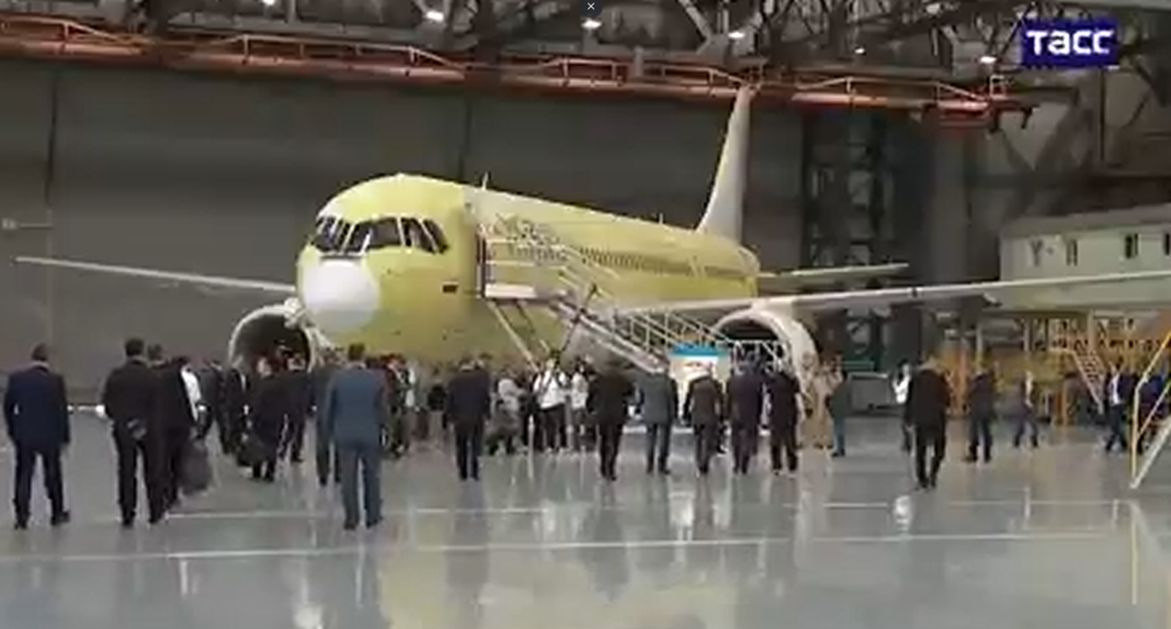 NOUVEAU : Le président Poutine a visité l'usine où est fabriqué l'avion de ligne MC-21, 100 % à l'abri des sanctions Le MC-21-310 est équipé de composants et de systèmes entièrement fabriqués en Russie. Il ne contient aucune pièce d'origine occidentale.