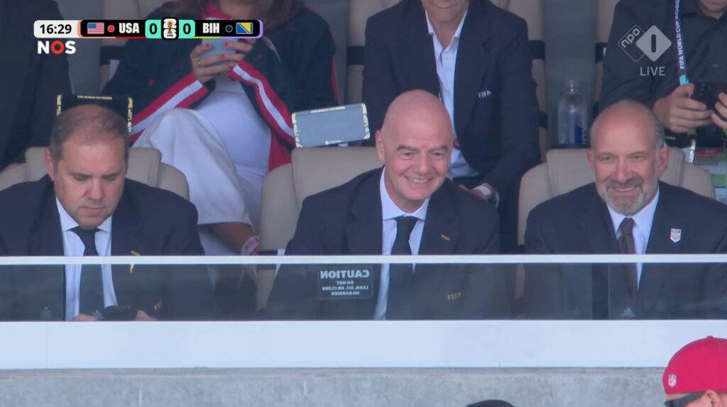 Salut
@FIFAcom
, pourquoi votre patron serait-il assis à côté de
@howardlutnick
, qui était ami et voisin immédiat de Jeffrey Epstein, condamné pour trafic sexuel d'enfants, et qui a menti sous serment en affirmant n'avoir jamais mis les pieds sur « l'île du viol des enfants » d'Epstein ?