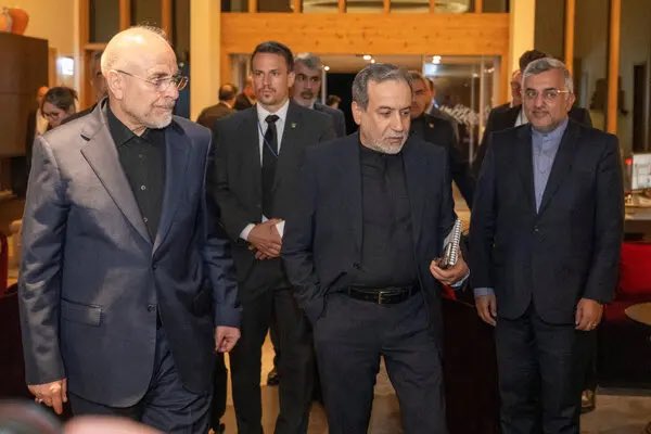 iran Les États-Unis ont indirectement informé l’Iran de projets d’assassinat israéliens visant plusieurs hauts responsables iraniens. Après l’assassinat d’Ali Larijani par les forces israéliennes, Washington a contacté plusieurs pays afin de prévenir l’Iran en temps utile de ces projets israéliens. En avril, au moment des négociations entre l’Iran et les États-Unis, Israël a tenté de tuer le chef de la diplomatie iranienne, Araghchi, et le chef du parlement iranien, Ghalibaf. À leur retour du Pakistan, deux chasseurs israéliens ont tenté de viser l’avion officiel, qui a atterri en urgence à Mashhad pour éviter l’attaque. (NYT) #Israel #Pakistan #Iran