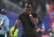 La fédération sénégalaise va porter plainte ! LES NOUVELLES RÉVÉLATIONS LUNAIRES SUR LE BORDEL AUTOUR DE LA SÉLECTION SÉNÉGALAISE 🇸🇳😱 !!!! ▫️ Des dirigeants de la fédé auraient vécu un séjour très éloigné des préoccupations sportives : 𝘀𝗼𝗶𝗿𝗲́𝗲𝘀 𝗱𝗲 𝗴𝗮𝗹𝗮, 𝗯𝗼𝘂𝘁𝗲𝗶𝗹𝗹𝗲𝘀 𝗱’𝗮𝗹𝗰𝗼𝗼𝗹 𝗺𝗶𝗹𝗹𝗲́𝘀𝗶𝗺𝗲́𝗲𝘀, 𝗰𝗮𝗱𝗲𝗮𝘂𝘅, 𝗱𝗲́𝗽𝗲𝗻𝘀𝗲𝘀 𝗶𝗺𝗽𝗼𝗿𝘁𝗮𝗻𝘁𝗲𝘀 𝗲𝘁 “𝗴𝗮𝗹𝗮𝗻𝘁𝗲 𝗰𝗼𝗺𝗽𝗮𝗴𝗻𝗶𝗲” ▫️ Pape Thiaw signé son contrat 5 heures avant le match contre la Norvège 🇳🇴, et il envisageait de ne pas prendre place sur le banc au départ ▫️ Certains dirigeants auraient même invité des proches et des créateurs de contenu au sein de la délégation, 𝗽𝗲𝗻𝗱𝗮𝗻𝘁 𝗾𝘂𝗲 𝗹𝗲𝘀 𝗷𝗼𝘂𝗲𝘂𝗿𝘀 𝗮𝘀𝘀𝗶𝘀𝘁𝗮𝗶𝗲𝗻𝘁, 𝗺𝗲́𝗱𝘂𝘀𝗲́𝘀, 𝗮̀ 𝗰𝗲𝘁𝘁𝗲 𝘀𝗶𝘁𝘂𝗮𝘁𝗶𝗼𝗻. ▫️ 𝗟𝗲 𝗽𝗲𝗿𝘀𝗼𝗻𝗻𝗲𝗹 𝗱𝗲 𝗹’𝗵𝗼̂𝘁𝗲𝗹 𝘀𝗲 𝘀𝗲𝗿𝗮𝗶𝘁 𝗽𝗹𝗮𝗶𝗻𝘁 𝗱𝘂 𝗰𝗼𝗺𝗽𝗼𝗿𝘁𝗲𝗺𝗲𝗻𝘁 𝗱𝗲 𝗽𝗹𝘂𝘀𝗶𝗲𝘂𝗿𝘀 𝗺𝗲𝗺𝗯𝗿𝗲𝘀 𝗱𝗲 𝗹𝗮 𝗱𝗲́𝗹𝗲́𝗴𝗮𝘁𝗶𝗼𝗻 ▫️certains joueurs, livrés à eux-mêmes, 𝗮𝘂𝗿𝗮𝗶𝗲𝗻𝘁 𝗰𝗼𝗺𝗺𝗮𝗻𝗱𝗲́ 𝗱𝗲𝘀 𝗳𝗮𝘀𝘁-𝗳𝗼𝗼𝗱𝘀 𝗲𝘁 𝗾𝘂𝗶𝘁𝘁𝗲́ 𝗹’𝗵𝗼̂𝘁𝗲𝗹 𝘀𝗮𝗻𝘀 𝗲𝗻𝗰𝗮𝗱𝗿𝗲𝗺𝗲𝗻𝘁.