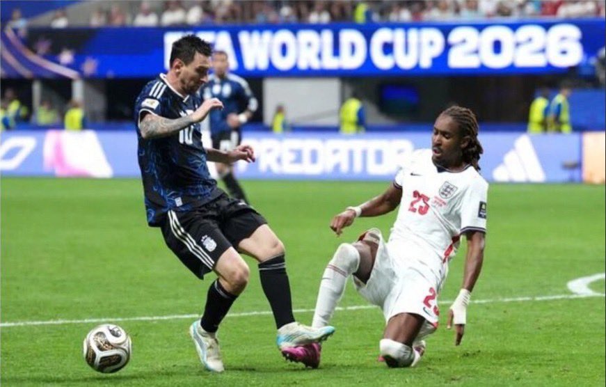 Messi a la carrière la plus frauduleuse de tous les sportifs que j’ai jamais vus. Il a utilisé des substances pour stimuler sa croissance, et la FIFA n’a rien fait pour y remédier. Il a volé la victoire au Nigeria aux Jeux Olympiques lorsque la FIFA lui a offert deux penalties immérités. Il n’a pas réussi à remporter un seul trophée pour son pays, et la Copa América est automatiquement passée d’une fréquence quadriennale à une fréquence annuelle jusqu’à ce qu’il la remporte. Il a remporté sa Coupe du monde grâce à de l’aide, à la corruption et à des scandales. Aujourd’hui, il s’apprête à remporter une nouvelle Coupe du monde grâce à la même corruption et au même favoritisme de la part des arbitres et de la VAR. Il ne sera jamais le plus grand de tous les temps.