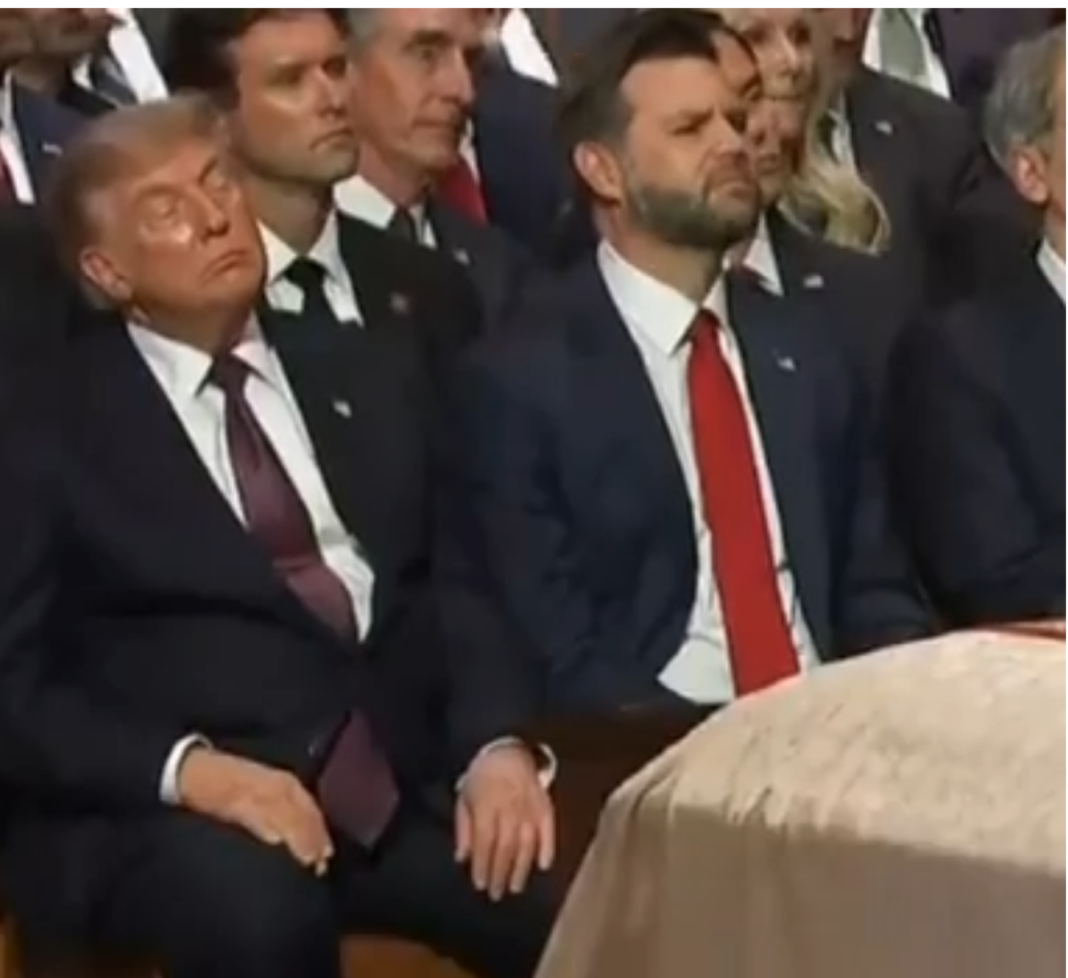 🇺🇸 — Moqueries visant Trump après une courte somnolence lors des funérailles de Graham L’ancien président américain Donald Trump est devenu la cible de moqueries sur les réseaux sociaux après la diffusion d’images le montrant les yeux fermés lors des funérailles de Graham, le sénateur républicain intransigeant. Des vidéos publiées lors de cette cérémonie, organisée mardi à la cathédrale nationale Saint-Jean à Washington, montrent Trump assis au premier rang, les yeux fermés, semblant lutter pour rester éveillé. Ces images ont suscité une vague de réactions sur les réseaux sociaux. De nombreux utilisateurs ont rappelé que Trump s’était à plusieurs reprises moqué de Joe Biden ces dernières années en le surnommant « Joe l’endormi », utilisant ses moments de somnolence comme une arme dans ses attaques politiques. Un utilisateur a commenté la vidéo en écrivant : « Quelle douce ironie : Trump s’endort en public dix fois plus que Biden. »