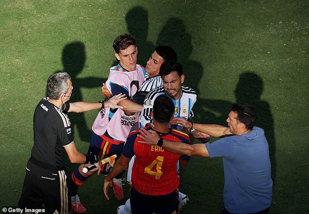 Paredes post-match crash outJe suis presque perdu pour les mots.Je viens de tomber sur cette vidéo des pitreries de Leandro Paredes après le coup de sifflet final, et je suis juste dégoûté.C'est honteux du milieu de terrain argentin. Que fait-il sur terre ? Une main à la gorge d'Eric Garcia, puis il se jette sur Gavi.Les rumeurs sont qu'on lui a montré un carton rouge pour cela, mais cela ne semble pas assez suffisant pour cette réaction.Juste choquant.
