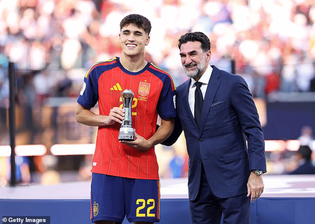 Cubarsi obtient le jeune joueur du tournoiOh, j'adore ça.Vous pouvez voir que Pau Cibarsi se fait dire qu'il gagne le jeune joueur du tournoi, et son visage s'illumine. Il rayonne d'oreille en oreille.L'annonce est alors faite, et le jeune homme de 19 ans se lève pour obtenir son prix. Pleinement mérité, quelle Coupe du monde le jeune garçon a eu.Unai Simon se présente ensuite pour réclamer le Golden Glove Award. Les gens pensaient que David Raya aurait dû être le numéro 1 de l'Espagne, mais bon, Simon a vraiment montré pourquoi il est l'homme principal cet été.Qui gagnera le joueur du tournoi ?