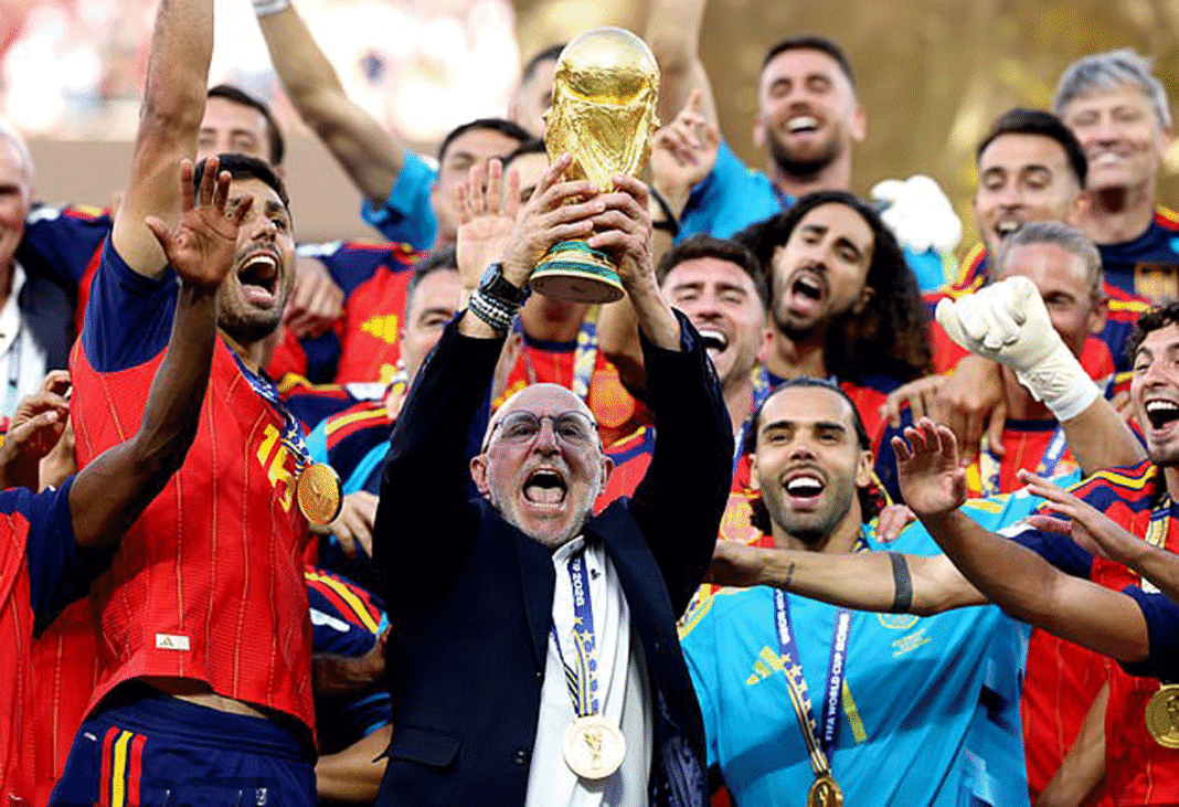 esp1 L'Espagne a ouvert le score en finale de la Coupe du monde de la FIFA contre l'Argentine. Le match se déroule au MetLife Stadium d'East Rutherford, dans le New Jersey. Ferran Torres a marqué à la 106e minute. L'Argentine a remporté la Coupe du monde à trois reprises et est l'actuelle tenante du titre. L'Espagne a remporté le trophée en 2010.