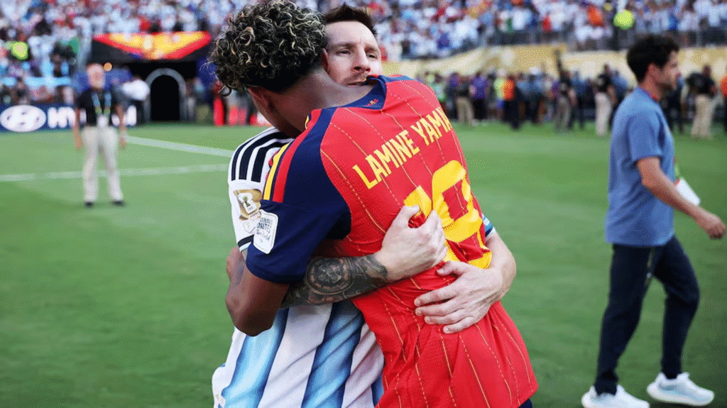 Dans le New Jersey, le passé et le présent du football se sont rejoints à l'aube de son avenir. Incarnés par Lionel Messi et Lamine Yamal. Et ce, lors de la finale de la Coupe du Monde. Une première historique entre deux pays à l'histoire si intimement liée, si profondément ancrée dans le football. Le match, et sans doute la finale elle-même, semblaient écrits par un scénariste optimiste. Peut-être même trop. Comment expliquer autrement qu'un footballeur de 39 ans ait défié les lois de la longévité pour arriver aux États-Unis dans une forme aussi resplendissante, même selon ses propres critères ? Il n'a voulu confirmer sa présence à la Coupe du Monde qu'au dernier moment. De fait, il ne l'a jamais fait publiquement. Tout s'est déroulé naturellement. Messi voulait prouver qu'il pouvait encore rivaliser au plus haut niveau et non pas simplement briller lors de son dernier grand tournoi, même si sa carrière lui en donnait le droit. Mais il n'était pas un simple invité d'honneur. Il était le leader de l'Argentine. Il a inscrit huit buts. Il a délivré quatre passes décisives. Comment expliquer qu'un jeune homme de 19 ans ait défié toute précocité pour devenir le troisième plus jeune joueur de l'histoire à disputer une finale de Coupe du Monde ? Il avait 19 ans et six jours. Le record est détenu par Pelé, qui a joué la finale de 1958 en Suède à l'âge de 17 ans. En deuxième position, on trouve Giuseppe Bergomi, qui avait 18 ans et 201 jours lorsqu'il a foulé la pelouse en Espagne en 1982. Tous trois ont remporté la Coupe du Monde. Mais l'histoire remarquable de Messi et Lamine ne s'arrête pas là. Elle ne tient pas non plus au fait que ces deux footballeurs, si différents en dehors des terrains et si semblables sur le terrain, ont tous deux été formés au centre de formation du FC Barcelone. Et ce, malgré le départ déchirant de Messi, qui a quitté le Barça en larmes en 2021, un vide que Lamine Yamal a commencé à combler en reprenant le numéro 10. C'est dans le New Jersey que Messi et Lamine Yamal ont été photographiés ensemble pour la troisième fois. La première photo date de 2007. Le journal Sport organisait un calendrier caritatif où un joueur du FC Barcelone posait chaque mois avec plusieurs enfants. Un Messi timide mais patient et attentif a partagé la séance photo avec Lamine Yamal, alors âgé de six mois, dans une baignoire. Ils jouaient avec un canard en plastique. L'image est devenue virale il y a deux ans, lorsque Lamine a fait irruption sur la scène internationale lors du Championnat d'Europe en Allemagne. L'ailier étant désormais une star mondiale, Jimmy Fallon lui-même a consacré une partie d'un monologue de son talk-show à cette scène presque incroyable : Messi donnant le bain à un bébé qui, des années plus tard, se retrouverait face à lui en finale de la Coupe du monde.