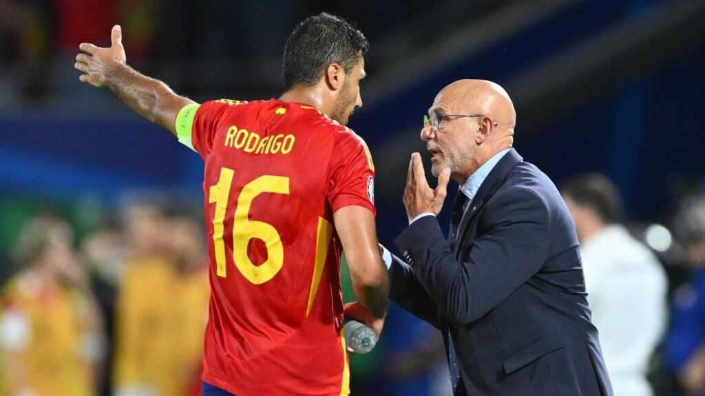 Présent en conférence de presse après la victoire de l’Espagne contre la Belgique (2-1), Luis de la Fuente a affiché sa satisfaction et le sélectionneur ibérique en a profité pour envoyer un message clair à l’équipe de France, prochain adversaire de la Roja.«Je suis sûr que la France est aussi inquiète que nous. Souvenez-vous que nous les avons battus dans deux matchs consécutifs. Ce sont deux équipes incroyables», a ainsi déclaré le technicien espagnol. Le choc est lancé.