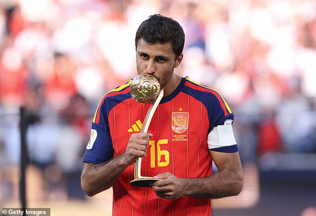 Rodri remporte le Golden BallUn autre prix à ajouter à la collection.Après une année difficile pour Rodri après sa blessure à l'ACL, Rodri a montré une fois de plus de quoi il est capable. Le milieu de terrain était de retour à son meilleur niveau lors de cette Coupe du monde.L'Espagnol ajoute le ballon d'or de la Coupe du monde, autrement connu sous le nom de Joueur du Tournoi, à sa collection de récompenses.L'homme de Manchester City a fait tiquer tout l'Espagne, et a été immense une fois de plus cet après-midi.Entièrement mérité.