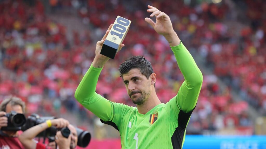 Il aurait dû le laisser sur le terrain . Quand ton équipe subit autant , ton gardien est le joueur le plus important dans le match pour rester en vie . Surtout quand ce gardien s'appelle Courtois et que c'est l'un des meilleurs du monde depuis plus d'une décennie .